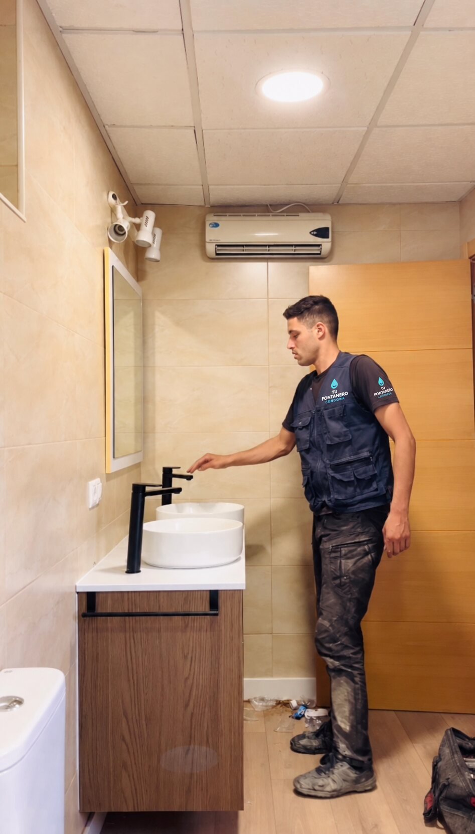 Fontanero trabajando en una instalación de fontanería en Córdoba